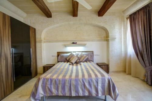 Un dormitorio con una cama grande en una habitación. en Villa Cara, en Għarb