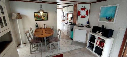 Kuchyň nebo kuchyňský kout v ubytování Mobilheim für 3 Personen 1 Kind ca 38 qm in Wervershoof, Nordholland Ijsselmeer