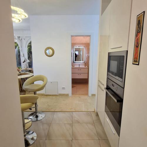 a living room with a television and a dining room at CRISTINCO PANORAMIC in Cluj-Napoca