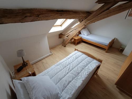 an overhead view of a bedroom with a bed at L'Imprévu - Maison de vigneron à deux pas de Vézelay in Tharoiseau