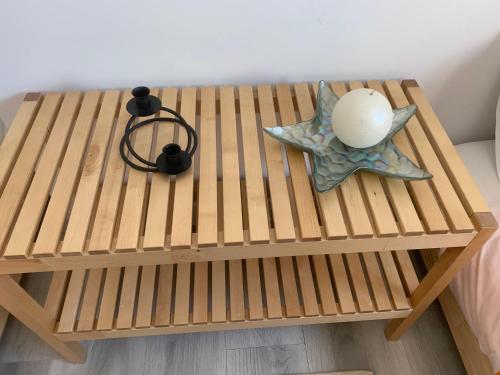 une table en bois avec une lampe au-dessus dans l'établissement Picolo, à Cee