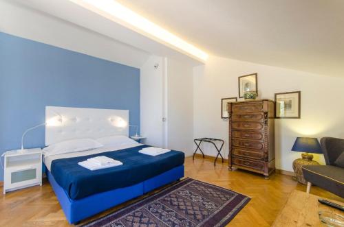 um quarto com uma cama, uma cadeira e uma cómoda em Gästezimmer für 2 Personen ca 20 qm in Taormina, Sizilien Ostküste von Sizilien em Taormina