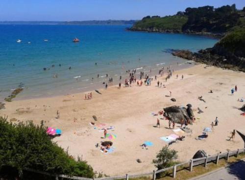 a large group of people on a beach at Tente 2 places installée sur emplacement commun in Plestin-les-Grèves