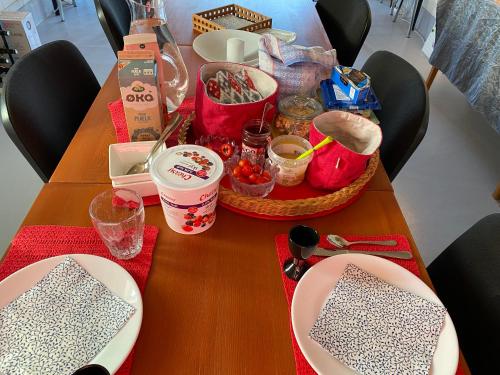 een tafel met borden en kommen met eten erop bij Kørestolsvenligt dbl. vær. in Nykøbing Mors