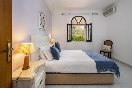 Ένα ή περισσότερα κρεβάτια σε δωμάτιο στο Villa Oasis - Pool & Garden