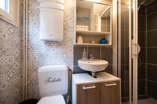 een badkamer met toilet en wastafel bij Escapade au Roc de Picchu in Étretat