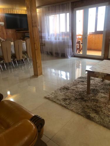 Televiisor ja/või meelelahutuskeskus majutusasutuses Casa de Vacanta Catrinel