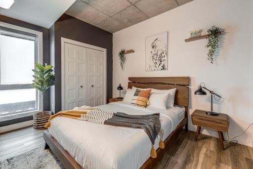 a bedroom with a large bed and a window at Le Dark Luxury nice view and rooftop pool in Quebec City