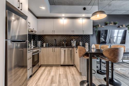 Η κουζίνα ή μικρή κουζίνα στο Appartement Luxe, Incredible Sunset View, Pool, Parking, Near Old Québec