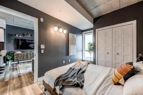 Ένα ή περισσότερα κρεβάτια σε δωμάτιο στο Appartement Luxe, Incredible Sunset View, Pool, Parking, Near Old Québec