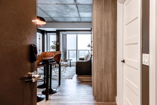 Φωτογραφία από το άλμπουμ του Appartement Luxe, Incredible Sunset View, Pool, Parking, Near Old Québec στο Κεμπέκ
