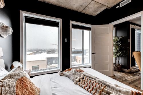 Ένα ή περισσότερα κρεβάτια σε δωμάτιο στο Appartement Luxe, Incredible Sunset View, Pool, Parking, Near Old Québec
