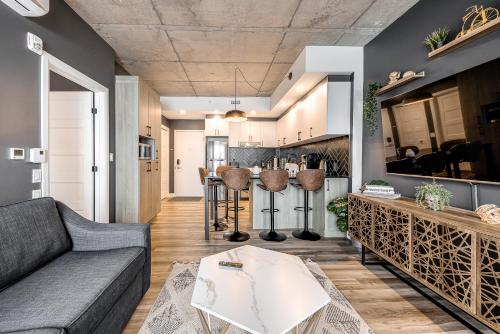 Η κουζίνα ή μικρή κουζίνα στο Appartement Luxe, Incredible Sunset View, Pool, Parking, Near Old Québec