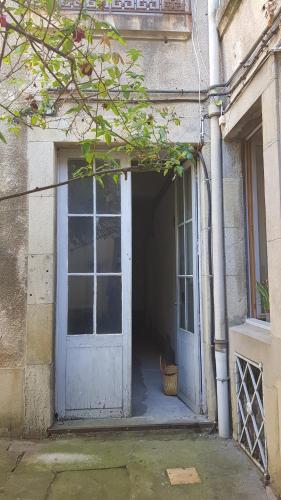 une porte ouverte d'un bâtiment avec un panier à l'intérieur dans l'établissement Le Verdini, à Carcassonne