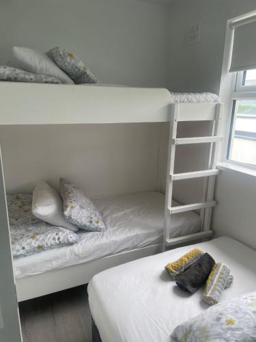 Двухъярусная кровать или двухъярусные кровати в номере Chalet with sea views