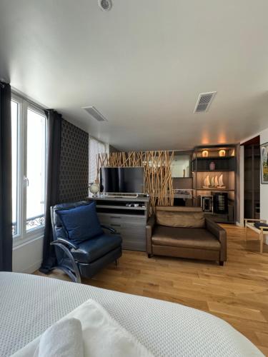 une chambre avec un lit et un salon dans l'établissement Venue C - Luxurious & Spacious - Mansion - Elevator - Patio, à Cannes