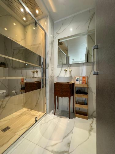 une salle de bain avec douche et lavabo dans l'établissement Venue C - Luxurious & Spacious - Mansion - Elevator - Patio, à Cannes