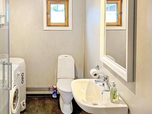 Ένα μπάνιο στο 4 person holiday home in Lysøysundet