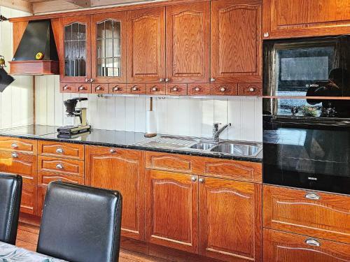 Η κουζίνα ή μικρή κουζίνα στο 6 person holiday home in Bygstad