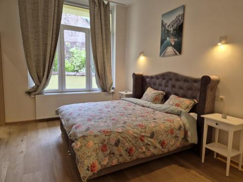 1 dormitorio con cama y ventana en Tour à Taxi apartment, en Bruselas