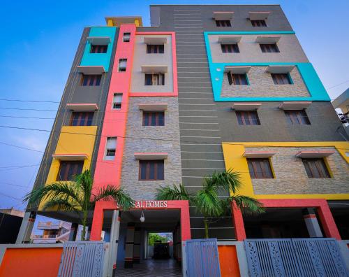 een hoog gebouw met kleurrijke bij S V IDEAL HOMESTAY -2BHK SERVICE APARTMENTS-AC Bedrooms, Premium Amities, Near to Airport in Tirupati