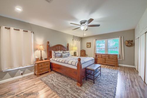 a bedroom with a bed and a ceiling fan at Zipp Away LD 728 in New Braunfels