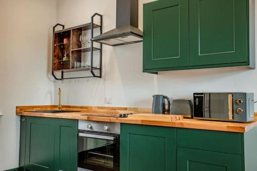 O bucătărie sau chicinetă la Guest Homes - Foregate Studio Apartment