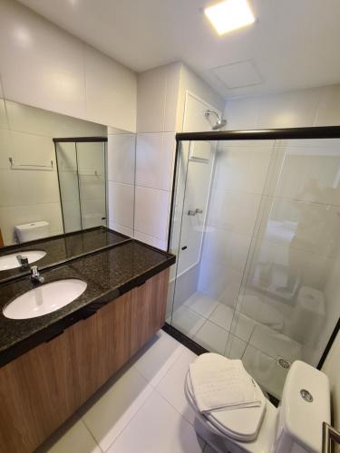 La salle de bains est pourvue d'une douche, d'un lavabo et de toilettes. dans l'établissement MANA BEACH EXPERIENCE by AFT Porto de Galinhas, Muro Alto, à Porto de Galinhas