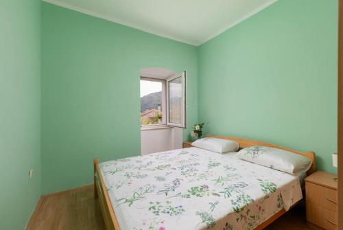 a bedroom with a bed and a window at villa branka in Strp