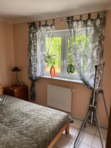 a bedroom with a bed and a window at Ferienwohnung Schwanheim in Schwanheim