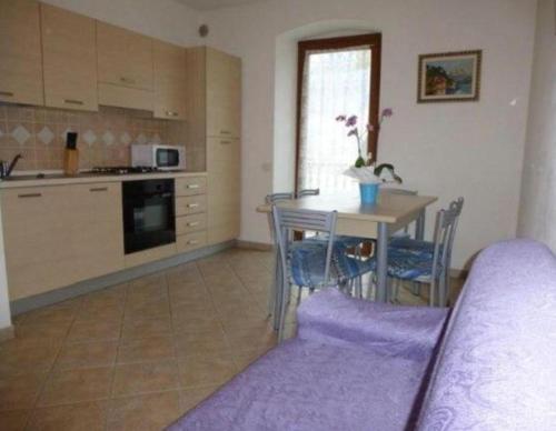 cocina con mesa y comedor en Appartement in Tiarno Di Sotto, en Tiarno di Sotto