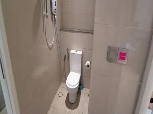 y baño pequeño con aseo y ducha. en Anggun Suite KL en Kuala Lumpur