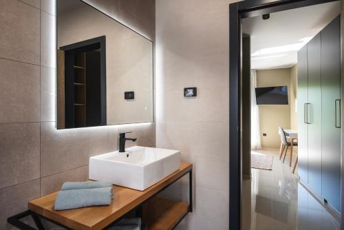 um banheiro com pia branca e espelho em Villa Maria Luisa em Pula