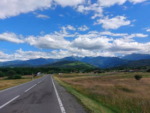 an empty road with mountains in the distance at Dor de Munte Transfăgarasan in Cîrţişoara