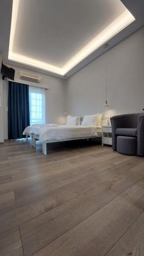 um quarto grande com uma cama e um sofá em Apartments Katoji em Chrani