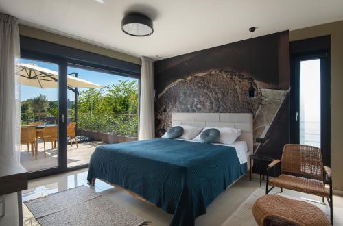 um quarto com uma cama e uma parede de pedra em Villa Maria Luisa em Pula