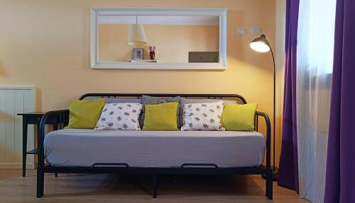 una cama con almohadas en una habitación en Casa Di Pam, en Scicli