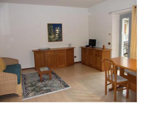 ein Wohnzimmer mit einem Tisch und einem Esszimmer in der Unterkunft Apartment Fico in Tignale