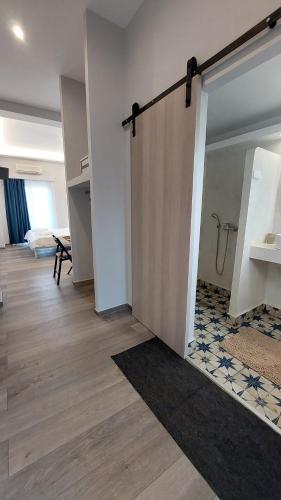 bagno con porta scorrevole in camera di Apartments Katoji a Chrani