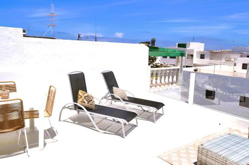 a group of chairs sitting on top of a roof at CASA MAR GINES NORTE in La Santa