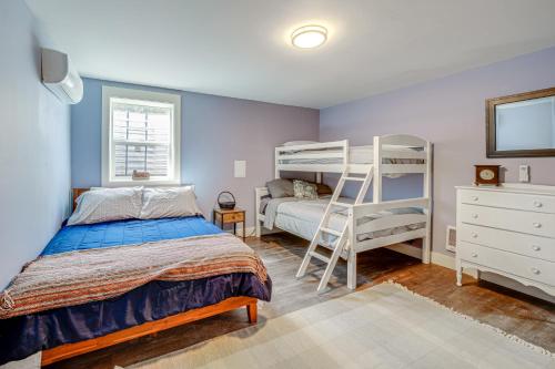 מיטה או מיטות קומותיים בחדר ב-Lakefront Oroville Paradise Private Beach and Dock!