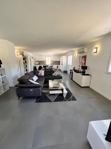 un salon avec un canapé et une table dans l'établissement Appartement T4 Notta Bene - entre mer et montagne, à Porto-Vecchio