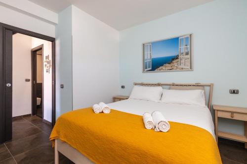 a bedroom with a bed with towels on it at Sa Dommu e Mare in Santa Maria Navarrese