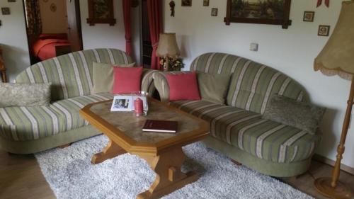 uma sala de estar com dois sofás e uma mesa de centro em Wohnung in einem Feriendorf ohne Durchgangsverkehr - absolute Erholung und Entspannung em Arrach