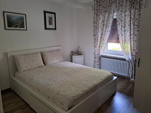 1 dormitorio con cama y ventana en Casa Vanna, en Mezzano