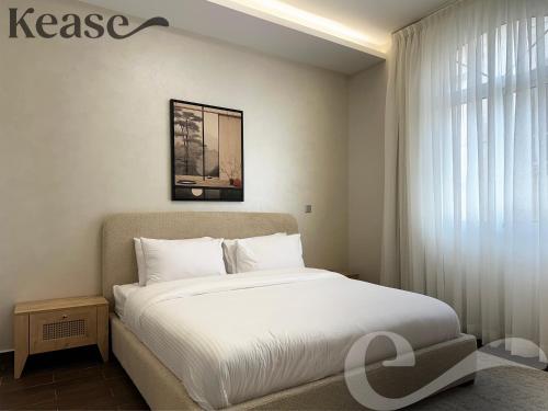 een slaapkamer met een bed en een raam bij Kease Qurtubah A-19 Royal Design GX10 in Riyad