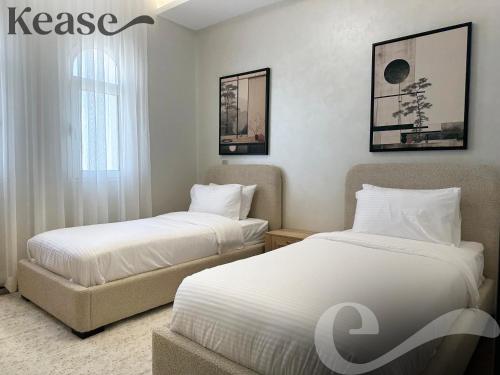 een slaapkamer met 2 bedden en een raam bij Kease Qurtubah A-19 Royal Design GX10 in Riyad