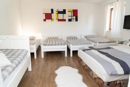 um quarto com quatro camas e uma televisão em Kuća za odmor Kamena em Grude