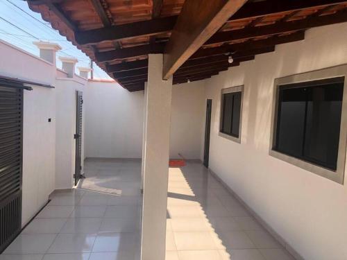 an empty hallway of a house with a ceiling at Casa aconchegante em Araxá in Araxá