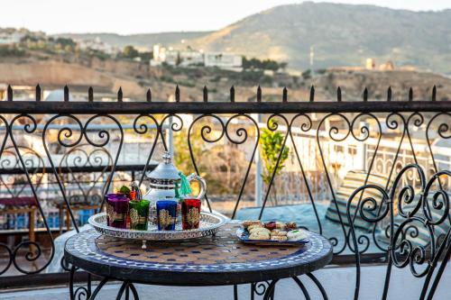 uma bandeja de comida numa mesa numa varanda em Dar Amir Fez em Fez